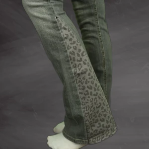 Lågmidjade bootcut leopard  - Lågmidjade bootcut jeans med leopard design. Återanvända jeans och sytt för hand. Mått finns bland bilderna. Hör av er för frågor. 💗 Rewild Denim UF