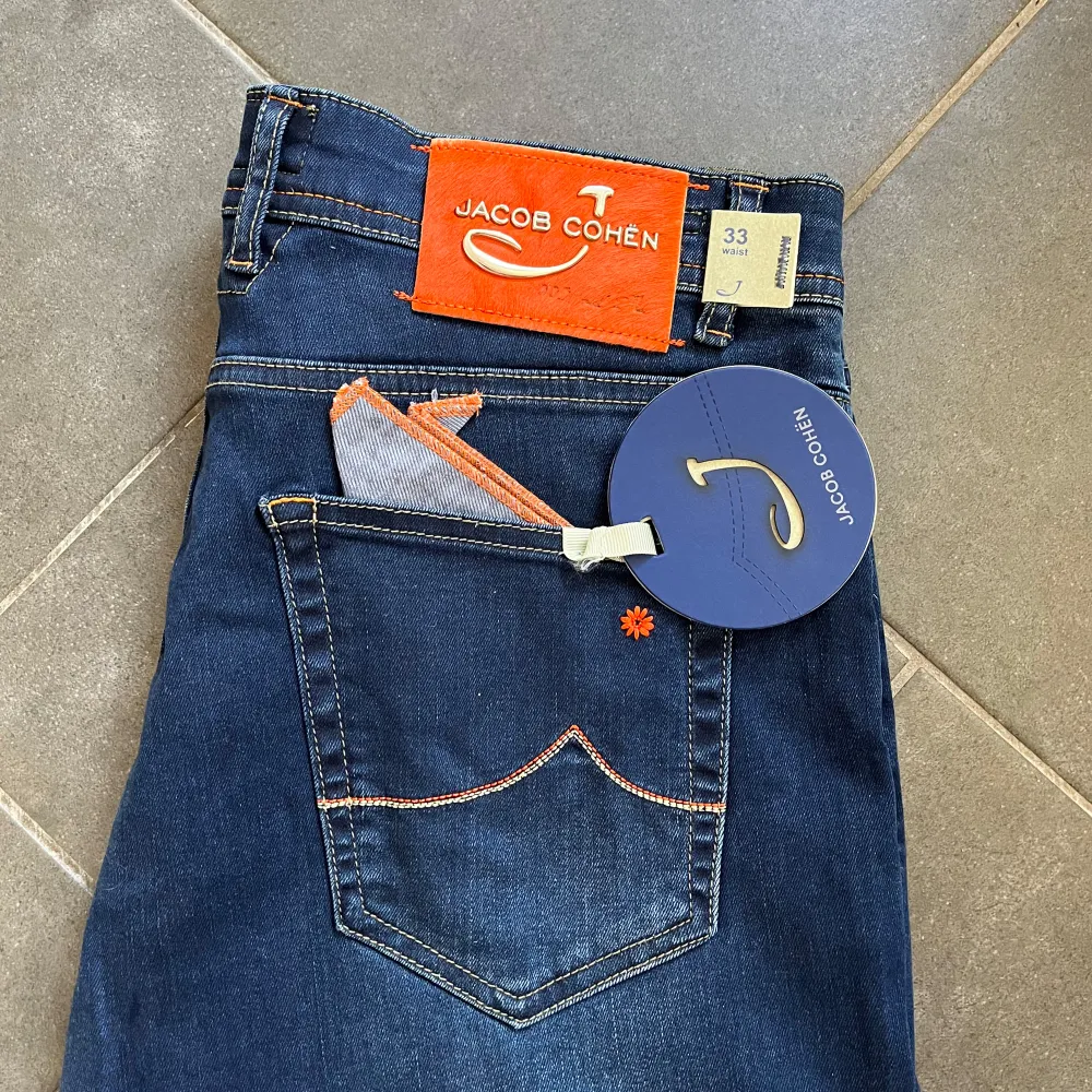 Tja, säljer ett par Jacob cohen jeans i modellen 622, storlek 33. Jeansen är helt nya med tags och näsduk, modellen är limiterad till 274 st par och ligger på 7000 kr i butik, skriv vid funderingar🙌. Jeans & Byxor.