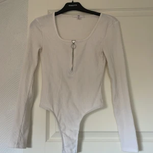 Vit body från missguided - Storlek 36, passar även 34. I använt men fint skick.