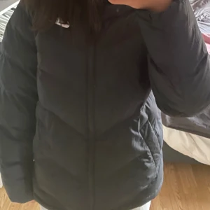 nike vinterjacka - strl: 159-170cm varm och skön vinter jacka!  använd några gånger men inga defekter och ser ut som ny! säljer för den är lite stor. kunden betalar frakt, står ej för postens slarv. pris kan diskuteras.  för mer information eller bilder meddela❣️