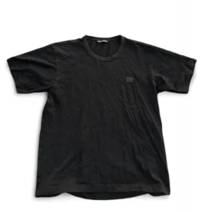 Acne studios T-shirt  - En riktigt snygg acne studios Nash face T-shirt i storlek S. Mycket bra skick förutom att den har ett litet hål som har sytts. Skriv i DM om intereserad eller har frågor kan även skicka fler bilder samt mått. Pris kan diskuteras