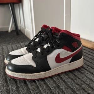 Jordan 1  - Jordan 1 i storlek 39. Använt fåtal gånger, säljer pga att jag aldrig använder dem. De är i bra skick eftersom att jag använt de så sällan!