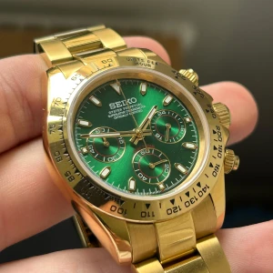 Seiko mod daytona 39mm - Hej! Sprillans ny Seiko mod 39mm kronograf med vk63 movement, helt nytt batteri. Pris går att diskutera, skickar även med extralänkar samt mejsel.