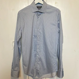 Skjorta - Skjorta från Dressman, strl S och slimfit. Använd ett fåtal gånger till student/examen. I mycket fint skick.