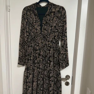 Klänning - Klänning som använts en gång. Bra skick. Det står S/M och märket är kilky.