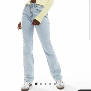 stradivarius jeans d98 - säljer då dom är för små💕