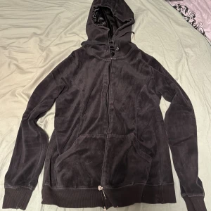 Hoodie - Säljer en hoodie i storlek xs. Är i använd skick men inget som är sönder, finns djur i hemmet 