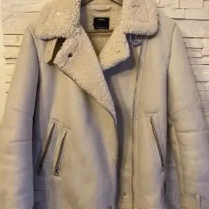 Sprillans ny modern vinter jacka med teddyfoder. Färg beige, hela jackan är fodrad. Obs! Oanvänd  Nypris 799 kr 