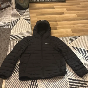 Sail Racing Jacka - Mycket bra skick 10/10  Använd 1 gång  storlek 176
