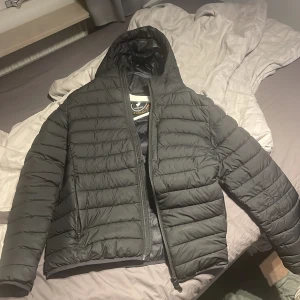 Save the duck vinterjacka  - Riktigt bra skick använd knappt en halv vinter och är i bra skick. En väldigt skön jacka eftersom den inte är för tjock men ändån varm.