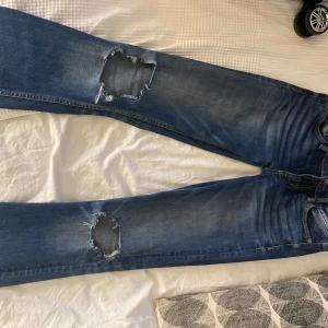 Bootcut jeans  - Jeans secondhand, omsydda av mig. De är low waist bootcut. Skulle säga att de passar folk runt 160-170. PRIS KAN DISKUTERAS.