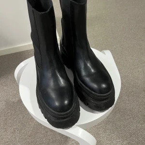 Steve Madden-boots - Säljer ett par fina svarta Steve Madden-boots modell Cassandra i storlek 38, inköpta vintern 2024, nypris 1400. Endast använda utomhus ett par gånger. Säljer pga att storleken blev fel. Hela, rena och nästintill oanvända.