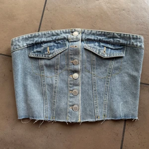 Bandeu top jeans - Jättefin fest topp i jeans och fin detalj på baksidan 💓