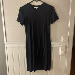Kortare tajt klänning, svart - använd 1 gång, i mycket bra skick! 