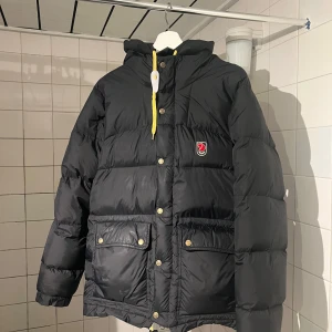 Fjäll räven jacka - Tjena! Säljer nu min fjällräven jacka som jag fick av morsan förra året men kan tyvärr inte ha den längre. Jag skulle säga att den är i ganska bra skick bara att snörena nere på jackan är lite slitna. Den här jackan är perfekt om du inte gillar kyla.