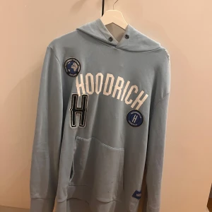 Hoodrich Hoodie blå - Säljer denna Hoodrich hoodie använt 1gång. Storlek M, Snöre kommer såklart med.