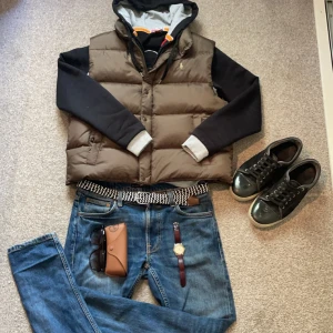 Raulph lauren väst  - Tja säljer den här super snygga och stilrena  Raffe västen,  Inga defekter. Nypris 4000