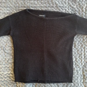 Svart stickad tröja från Only - Säljer en stilren svart stickad offshoulder tröja från Even and Odd. Perfekt för både vardag och fest! Tröjan har långa ärmar och en bekväm passform som passar till allt. Ett måste i garderoben för höst och vinter!!!