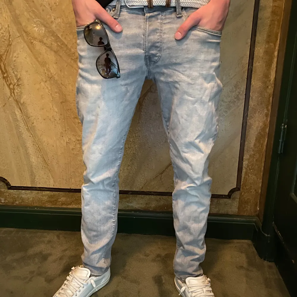 Feta Jack and Jones jeans | Nypris 1000kr | Skick 9/10 | killen på bilden är 182 cm och väger 60 kg | Pris kan diskuteras | Om du har nån fråga är det bara att skriva!. Jeans & Byxor.