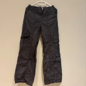 Cargo byxor  - Gråa cargo byxor från Carlings 