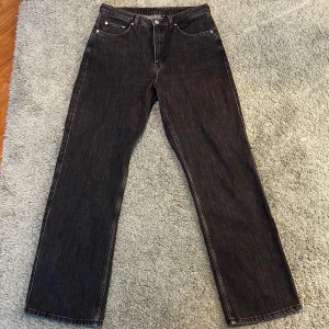 rowe weekday jeans - svarta jeans från weekday i modellen rowe BRA SKICK 