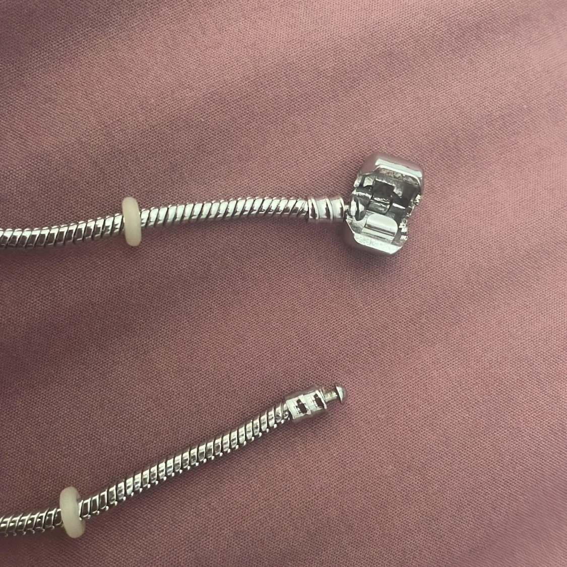 Charmigt armband med rosa detaljer - 3