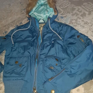 Kurtka L Abercrombie - Vintage Abercrombie cropped puffer jacka i storlek L, men passar som en S och den är croppad 🤍 Är i bra skick! Skriv för fler bilder på 🤲🏻 Ärmarna: 62 cm och längden är 53 cm! Kan tänka mig gå ner i pris om det blir snabb affär 🤍