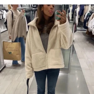 Teddy jacka - Jättesnygg Teddy jacka från hm! Lappen finns kvar så den är aldrig använd! Fråga privat för egna bilder💗