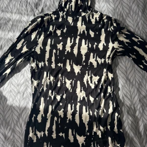 Tröja - Säljer denna tröjan som ej kommer till användning längre, tröjan har jag köpt på h&m och är i storlek S och är i gott skick 💕💕