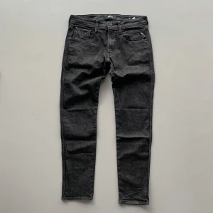 Replay Anbass  - Riktigt fina replay anbass jeans i nyskick. Storlek 33x 30. Sitter rätt bra på mig som är 180. Skriv för fler bilder eller vid funderingar 😁🙌