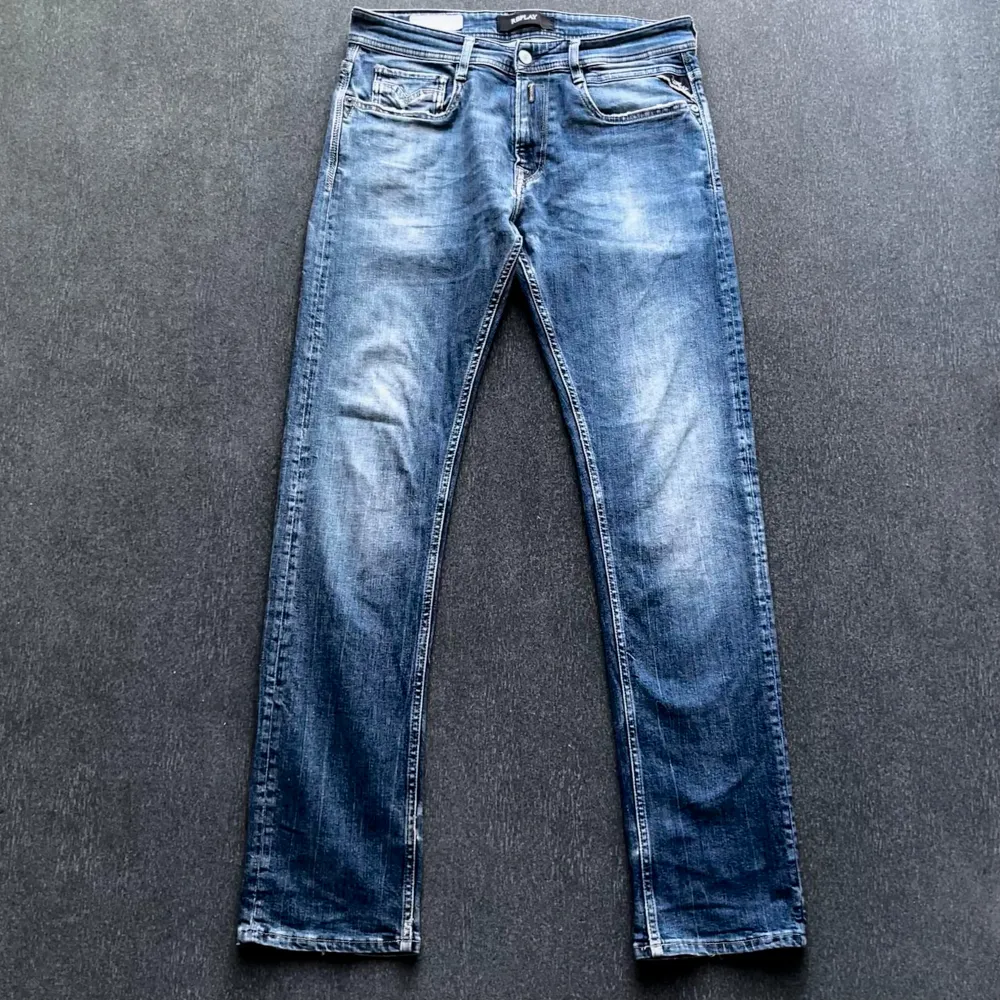 Ett par Replay roccos jeans i storlek 30W 32L. Skick 7/10 synligt använda. Nypris ligger på ca 1200 och jag säljer det för 450. Priset kan förhandlas vid snabb affär. Skriv om du har fler frågor. . Jeans & Byxor.