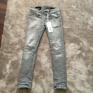 Ett par feta jeans ifrån märket Dondup i storlek w29! Jeansen är i modellen ”George” vilket är slim fit! Och dem är i mycket bra skick utan några större defekter! Skick: 9/10! Nypris: Ca 4000kr! Mitt pris: 1149kr!