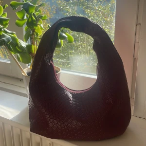 Vinröd hanväska - Säljer min vinröda skit snygga väska som är jätte lik den från Gina ”braided handväska”❤️