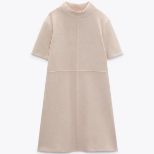 Stickad klänning - Zara - Beige stickad klänning från zara. Väldigt mjuk material och sticks inte alls. Storlek S men passar även XS!