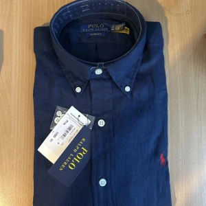 Polo Ralph lauren  -  Säljer den här skjortan på grund av att den är för stor för mig. Den passar för dig som är mellan en och 172 och lite uppåt Jag tog bort prislappen för att testa och trodde att den skulle passa mig men allt finns kvar. Skriv för Mer information