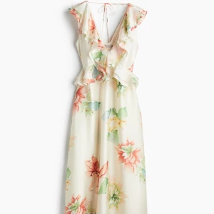 Blommig långklänning med volangdetaljer - Säljer en superfin blommig långklänning med volangdetaljer. Säljer den då den är för lång för mig och kommer därför inte komma till användning. Aldrig använd, ny pris 699💞