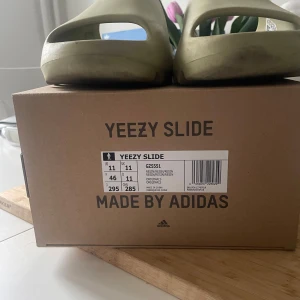 Adidas Yeezy Slide Resin Storlek 46 - Adidas Yeezy Slide i färgen "Resin" i använt skick. Lite märken här o där, se bilder för egen uppskattning. Säljs med originalkartong.  