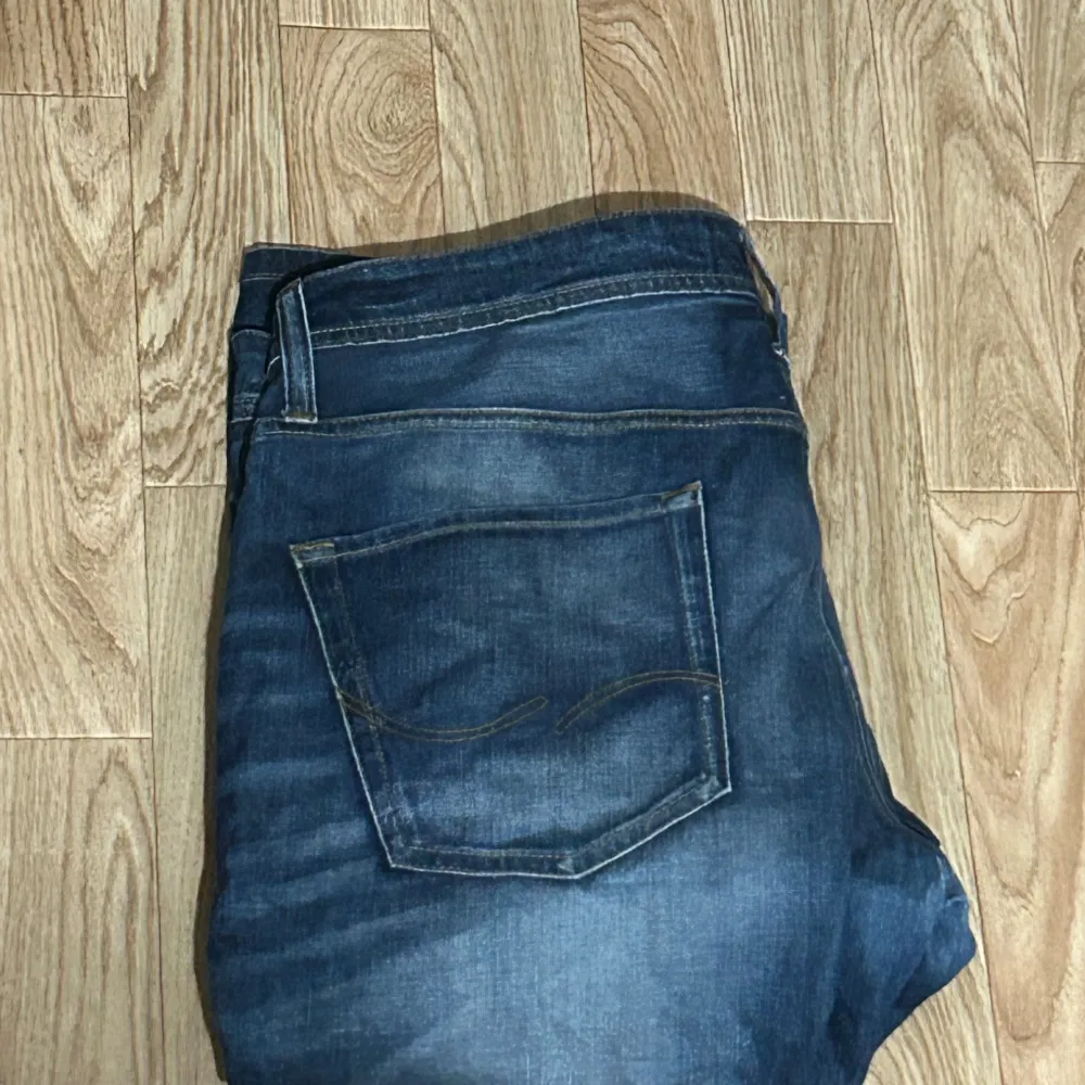 Hej säljer dessa Jack & Jones. Skick 8,5/10. köpt för 800kr knappast använda. . Jeans & Byxor.