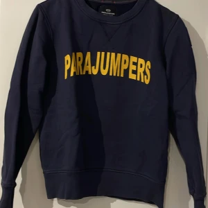 Parajumpers tröja - Jättefin Parajumpers tröja. Mörkblå med gult tryck. Storlek Y-M, skulle säga en 158/164