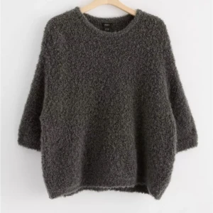 Stickad t shirt  - T-shirt i ullblandning köpt på lindex, helt slutsåld. Köpte för 599kr, detta är endast intressekoll. Inte säker på vilken storlek den är men ska kolla det!