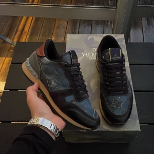 Valentino rockrunners  - Säljer dessa extremt feta valentino rockrunners i size 39 men passar 40!. Skick 8-9/10. Kan gå ner i pris vid snabb affär. Hör av dig vid minsta fundering!💯