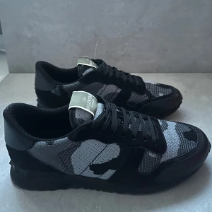 Valentino rockrunner - Ett par sjukt snygga rockrunners || strlk 42 || 10/10 i skick otroligt bra || hör av er vid intresse!🙌🏽