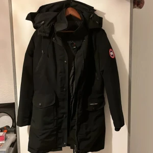 Cannada Goose jacka.  - Hej! Säljer min Cannada goose jacka pågrund av att den är för liten. Storlek är XXS men passar lika bra som S. Den är köpt på Johnells hemsida för 9999 kr. Inga fel på den, passar perfekt för årstiden som är påväg ! (Kan sänka pris vid snabb affär)😁