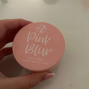 puder  - säljer detta pink puder från W7