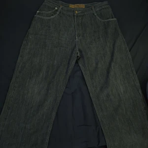Southpole Jeans - Hella rare Southpole [PREMIUM] baggy jeans W42🤤. Upsydda [Ytterbenslängd 109cm] [Innerbenslängd 77cm] [Midja 53cm] [Benöppning 26cm]