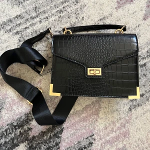 Svart liten axelväska  - Köpt från Zalando, ny sick 