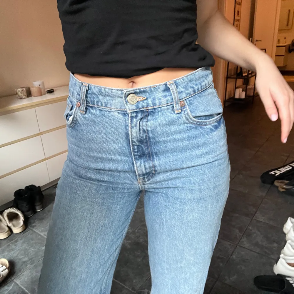 Jeans från Zara! Så fina men kommer tyvärr inte till användning längre. . Jeans & Byxor.