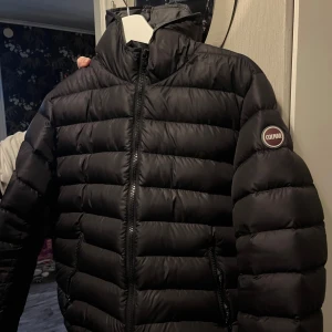 Colmar jacka  - Säljer denna fina jacka då den är lite stor, köpt på Plick och har ett litet hål men hålet syns inte 💖 sista bilden lånar jag av en annan säljare