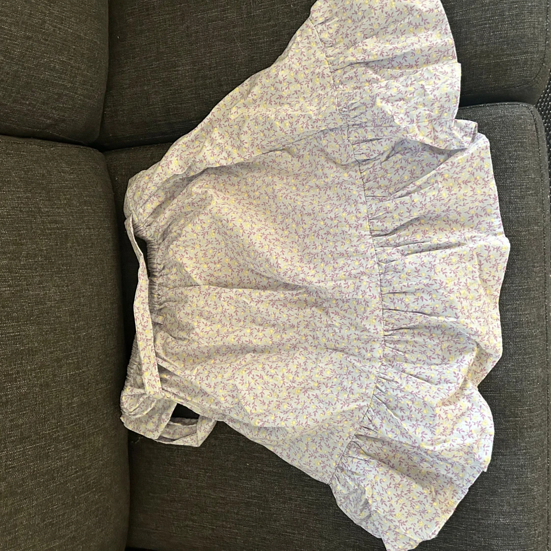 Blommig sommarklänning med volang - 90