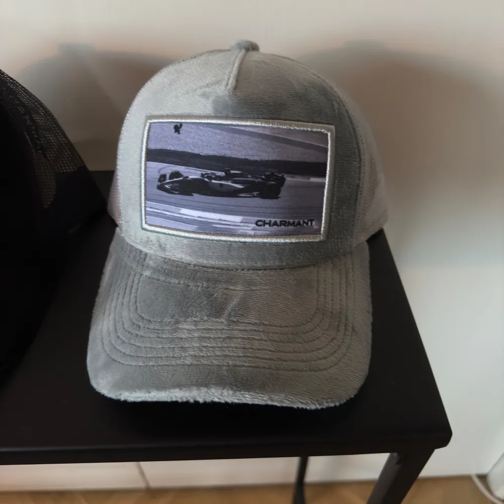 Säljer nu mitt UF företags velvet kepsar med F1 motiv på. Kostar endast 149kr. Bara att skriva ett DM vid intresse!. Accessoarer.